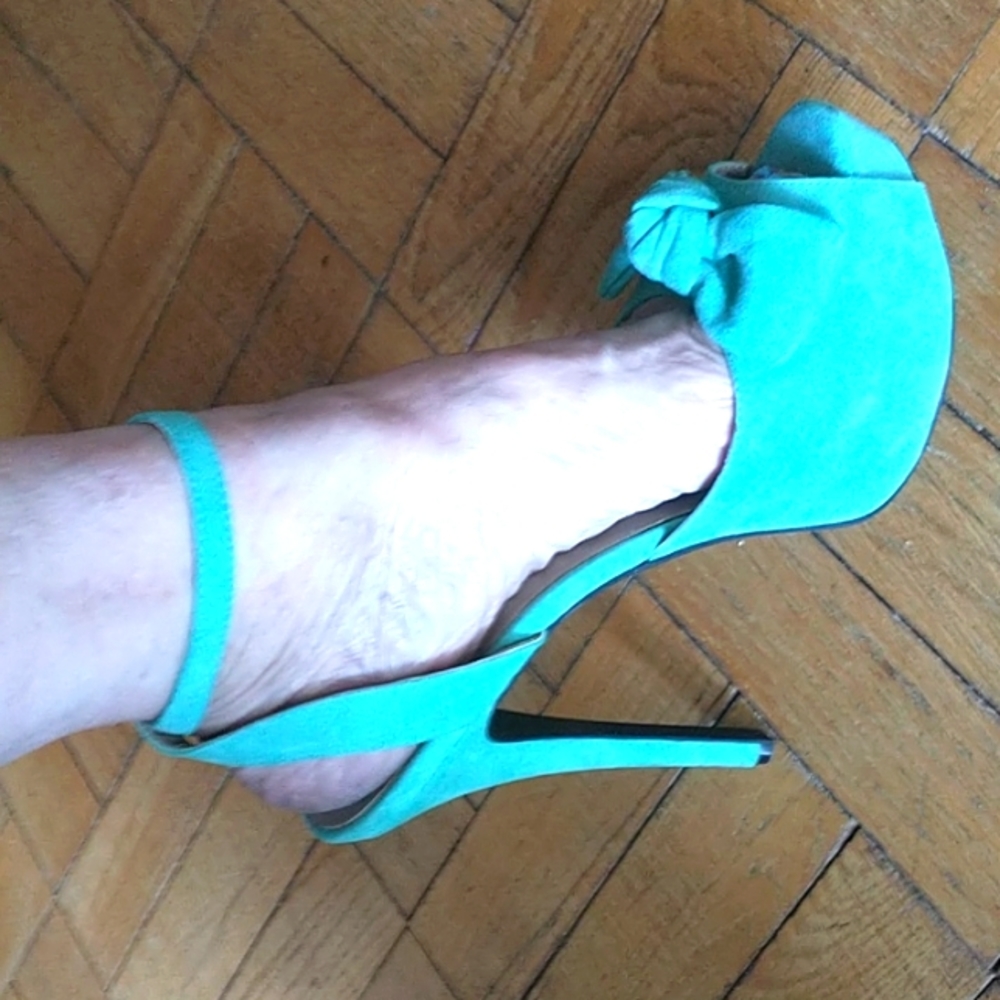 Gorgeous turquoise platform heels with bow, size 9
